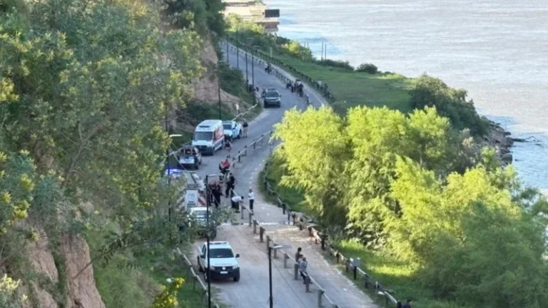 Buscan intensamente a un joven que cayó al río en San Lorenzo tras subirse a una canoa de pescadores