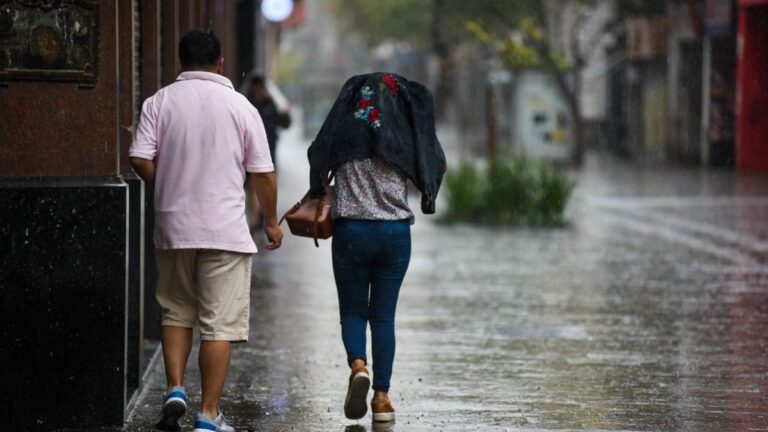 El SMN emitió dos nuevos alertas por tormentas para Rosario y anticipó cuándo deja de llover