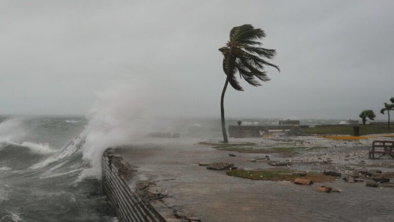 El huracán Melissa golpea Jamaica con vientos de 290 km/h