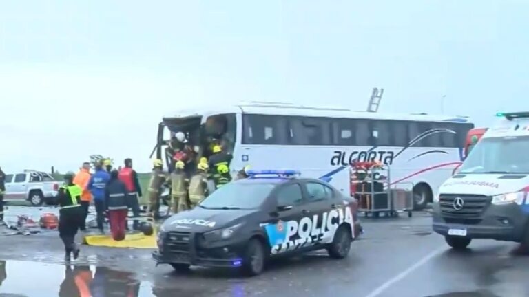 Un impactante choque en la ruta entre un colectivo y un camión cerca de la cárcel de Piñero