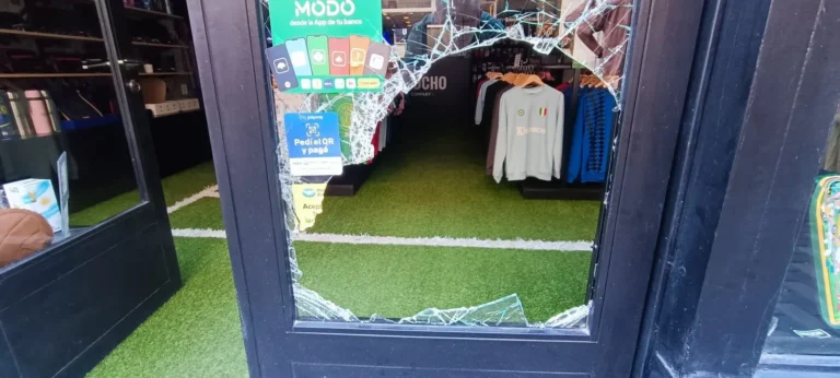 Primero robaron el medidor luz y luego ingresaron a un local: se llevaron dinero y ropa deportiva