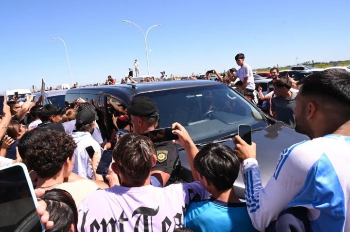 Más de 1000 personas recibieron a Messi en Santa Fe