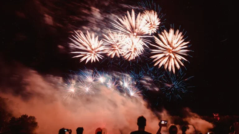 Prohíben los fuegos artificiales con ruido en todos los barrios porteños