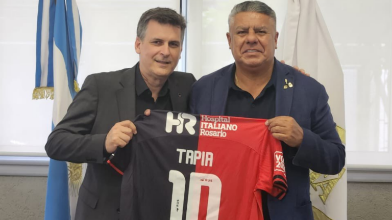 Chiqui Tapia recibió una camiseta de Newell’s de manos del presidente rojinegro Ignacio Boero