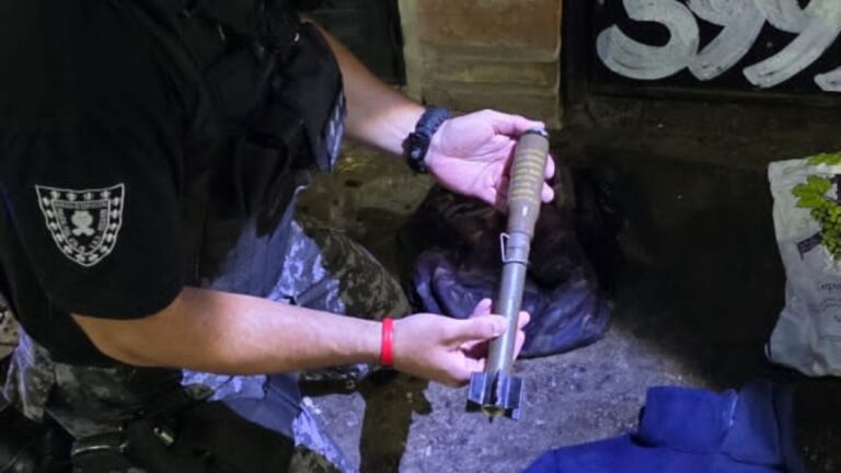 Encontraron un explosivo de guerra en una mochila mientras revolvían la basura