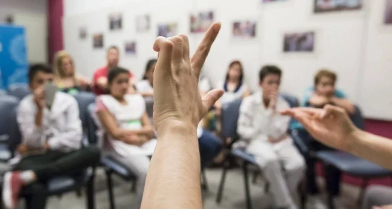 La Universidad Nacional de Rosario es pionera en certificar Lengua de Señas