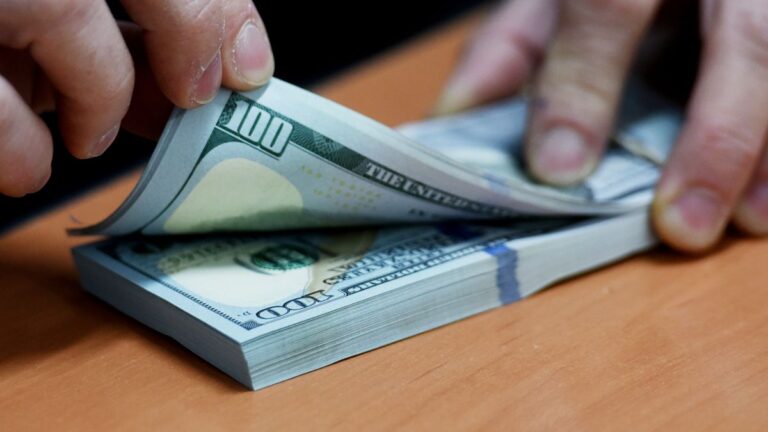 Arrancó el nuevo esquema de bandas y el dólar rozó los 1.500 pesos