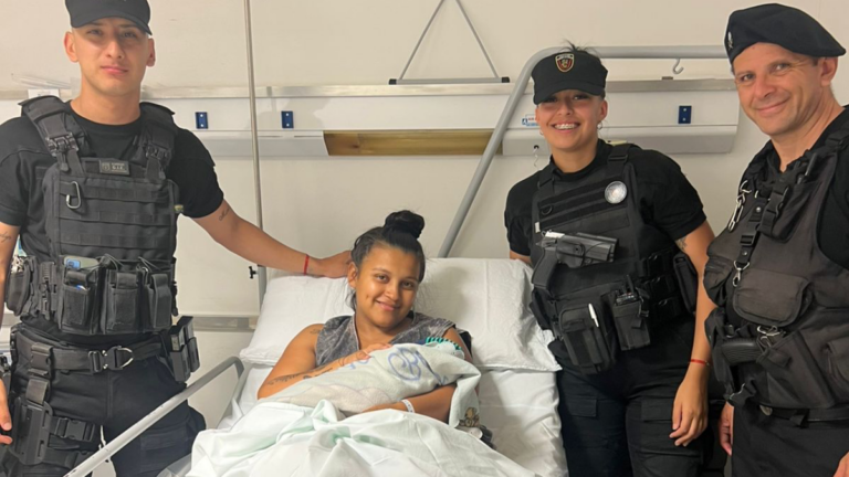 Rosario: policías asistieron un parto en un patrullero en las primeras horas del año