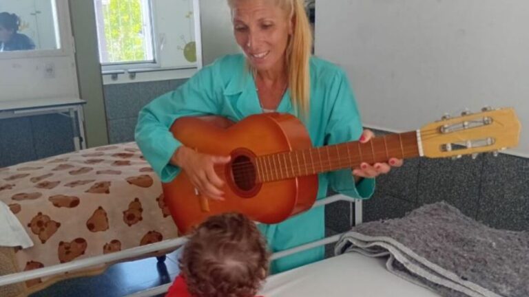 La mujer que crea mundos imaginarios para que escape el dolor