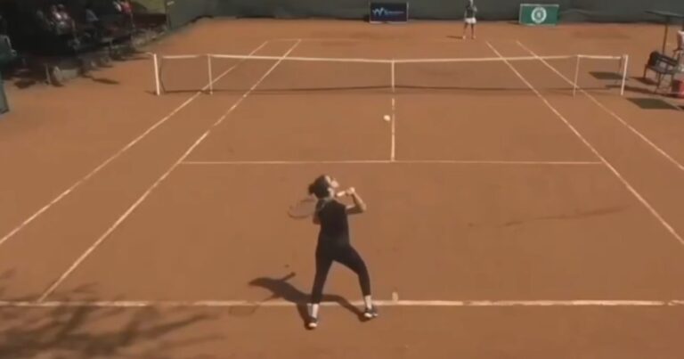 El viral papelón del mundo del tenis: una mujer jugó un partido profesional sin ni siquiera saber agarrar la raqueta