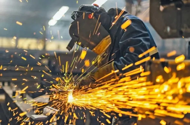 En caída libre: la industria y la construcción cerraron noviembre con números negativos