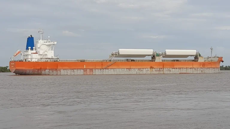 Un buque de carga de dos cuadras de  largo a vela? Existe, y pasó por Rosario