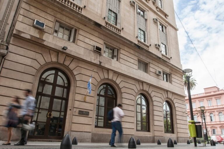 El fiscal dictaminó que no debe habilitarse la feria judicial para tratar el decreto que reformó la SIDE