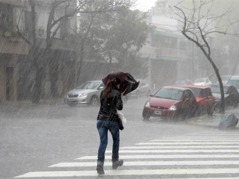 Jueves bajo alerta amarilla en la mañana y tarde por tormentas fuertes