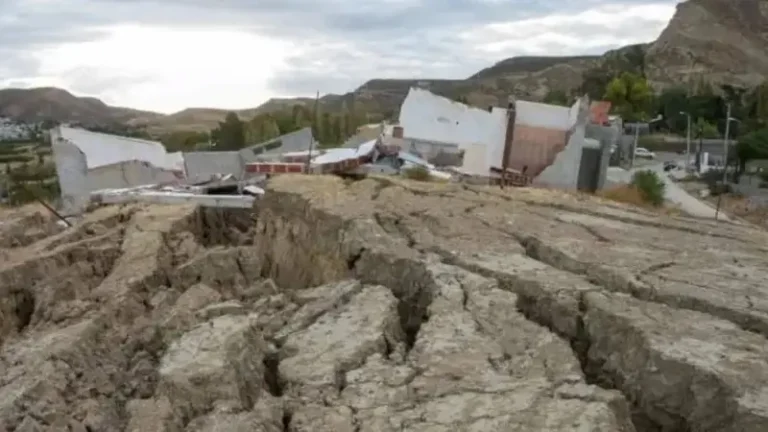 Comodoro Rivadavia: se desplazó un cerro y hay 90 familias evacuadas