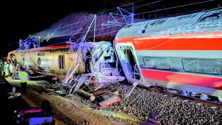 Al menos 21 muertos en un choque de trenes de alta velocidad en España