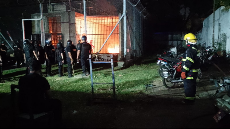 Motín en una comisaría de Granadero Baigorria: incendiaron un colchón y debieron intervenir los bomberos