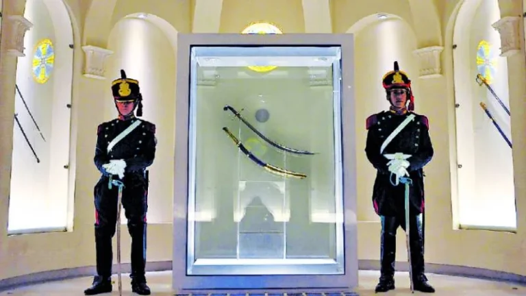 Polémica por el destino del sable corvo de San Martín: Museo Histórico Nacional o Regimiento de Granaderos?