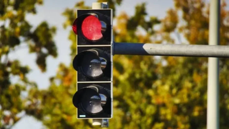 Un proyecto busca agilizar el tránsito habilitando el giro a la derecha en rojo