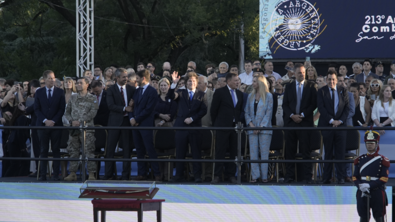 Milei en San Lorenzo: sin protocolo, cercano a la gente y lejos de Pullaro