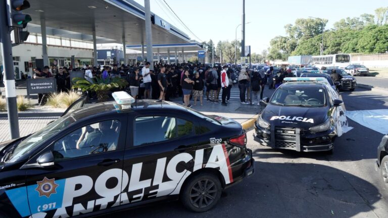 Sigue la protesta policial y el gobierno se muestra abierto al diálogo