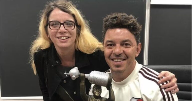 La creadora de la estatua de Gallardo la defiende del mote de mufa, cruza a Rial y lloró por el adiós del DT de River: «Me dormí triste y enojada»