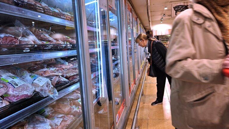 Consumo masivo con señales mixtas en 2025: ventas en supermercados repuntaron 2%, pero en mayoristas bajaron 6,8%