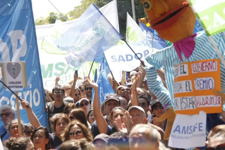 Primer día de clases en Santa Fe: el gobierno habla de normalidad y los gremios reportan un acatamiento masivo al paro