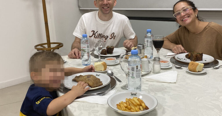 «Cuando él lo considere, vamos a denunciar esos crímenes de lesa humanidad»: la foto familiar y el mensaje que publicó la esposa del gendarme