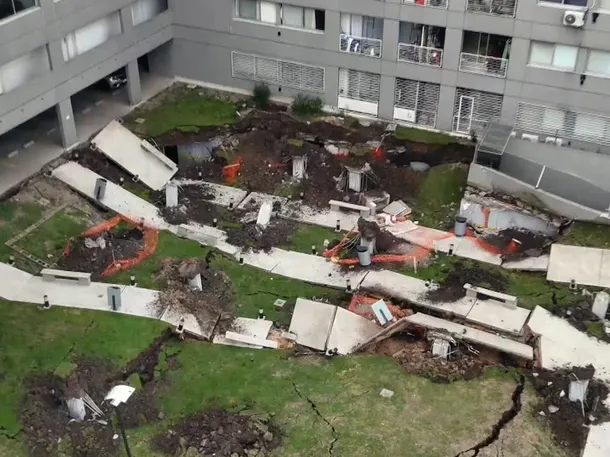 Se desplomó el patio interno de un complejo de viviendas
