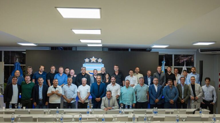 Los dirigentes de la AFA se autoperciben dueños del fútbol y pararon la pelota