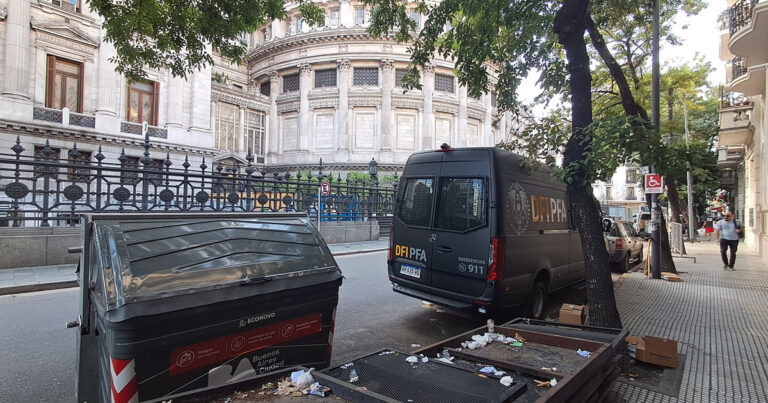 Fuerte operativo policial frente al Congreso por un paquete sospechoso al lado de una cabina de gas