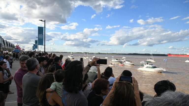Con una masiva adhesión de público y navegantes, volvió la Caravana Náutica para celebrar la bandera