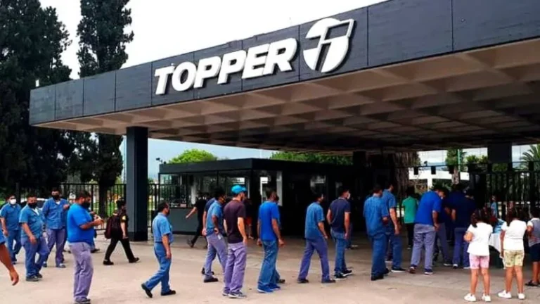 Crecen las dudas sobre el futuro de Topper: la crisis de su única planta en el país pone en riesgo la continuidad de la marca