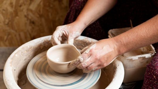 Boom anti-estrés: vuelven los talleres de cerámica y manualidades en Córdoba como refugio frente a las pantallas