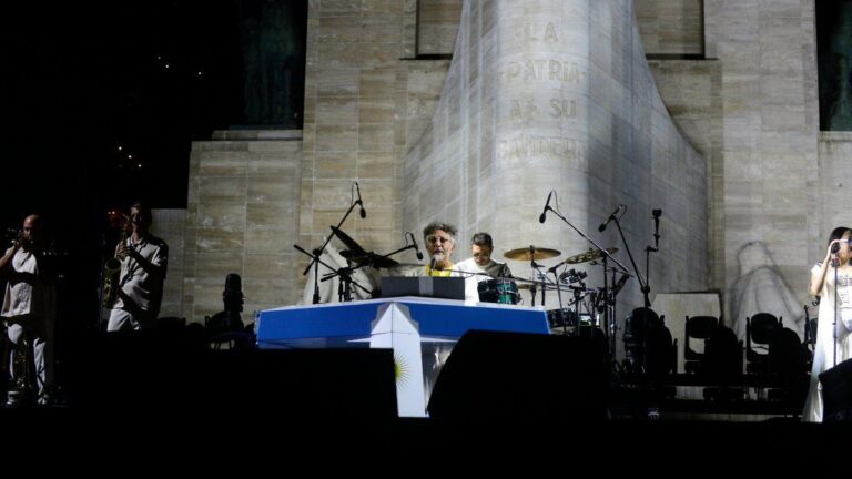 Rosario vivió una fiesta multitudinaria en el Monumento con el show de Fito Páez