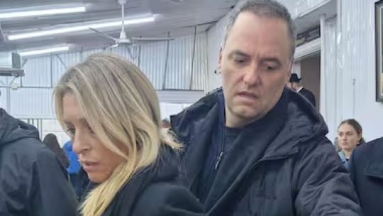 Adorni no lo puede asegurar: dijo que su mujer «probablemente» no vuelva a viajar con él